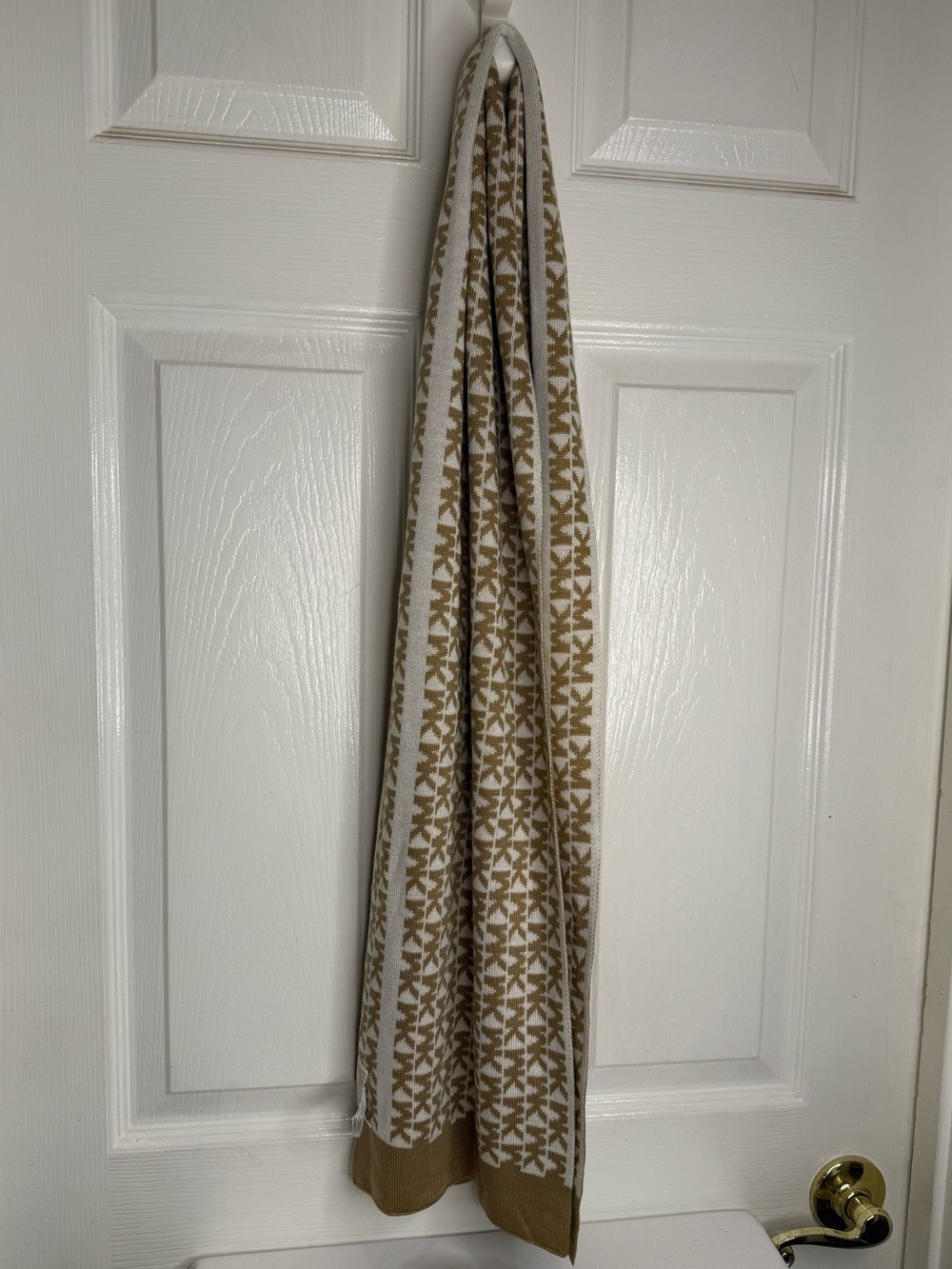 MICHAEL KORS REVERSIBLE MONOGRAM KNIT SCARF - Picture 3 of 10